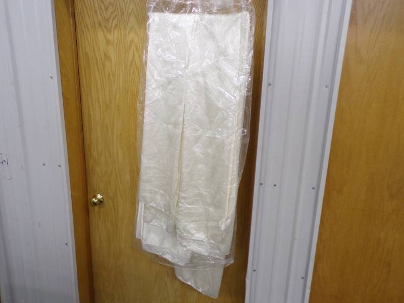 lot 63 image: 6 - Ivory Satin Table Cloths 90 x 90 Square