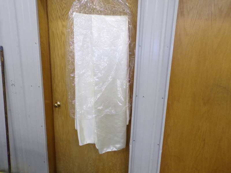 lot 64 image: 6 - Ivory Satin Table Cloths 90 x 90 Square