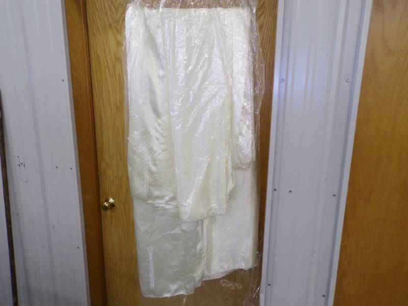 lot 65 image: 6 - Ivory Satin Table Cloths 90 x 90 Square