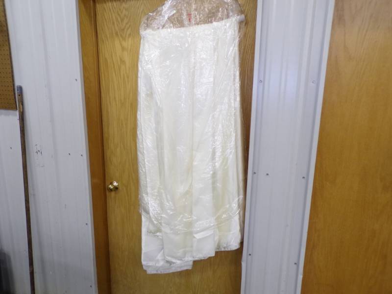 lot 66 image: 7 - Ivory Satin Table Cloths 90 x 90 Square