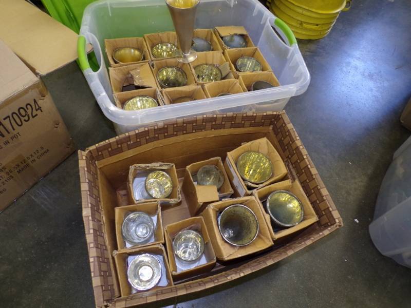 lot 77 image: 20 Glass Vases with tote