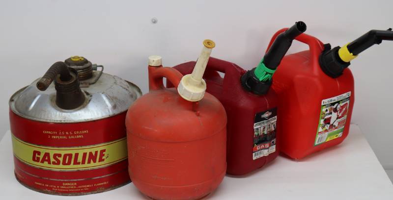 lot 14 image: Lot of (4) Gas Cans