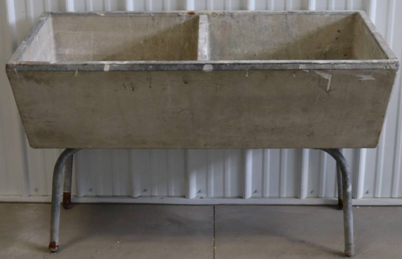 lot 17 image: Concrete Sink