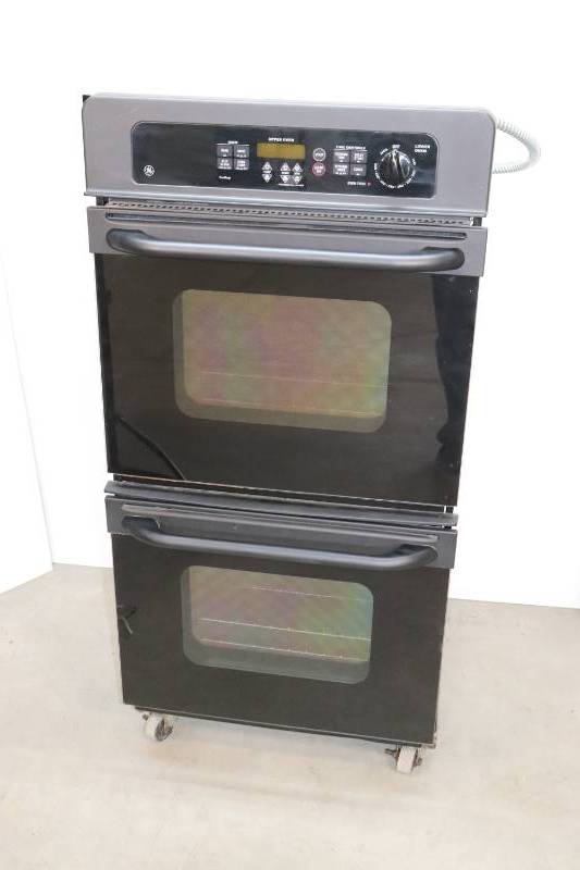 lot 18 image: GE Double Oven M-J KP2880F6BB