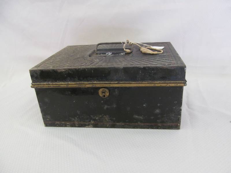 lot 13 image: Vintage Metal Lock bow with Key