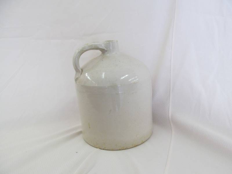 lot 19 image: Vintage Common Bee Hive Jug