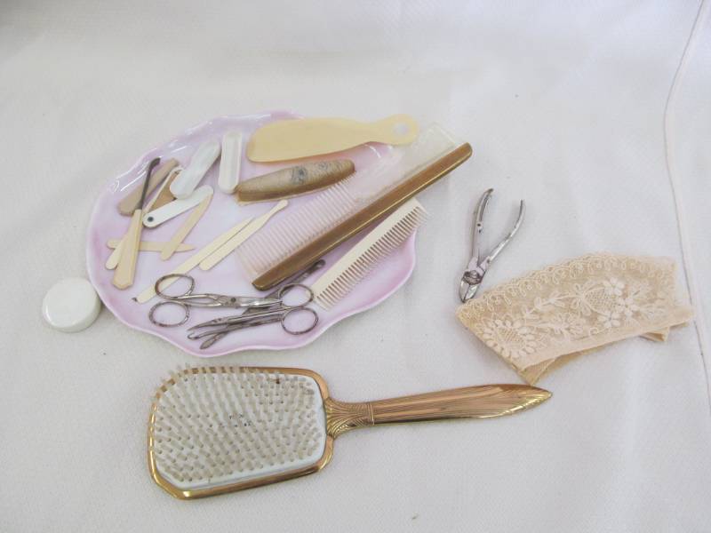 lot 33 image: Vintage Dresser Tray w Cellulite Hair Accessories, Files, Bushes, Scissors, Lace Collar