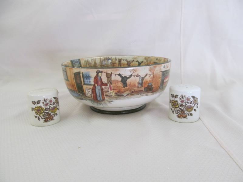 lot 34 image: Vintage Royal Doulton Dickens ware Coaching Days Street scene signed Noke w Salt  Pepper Shakers