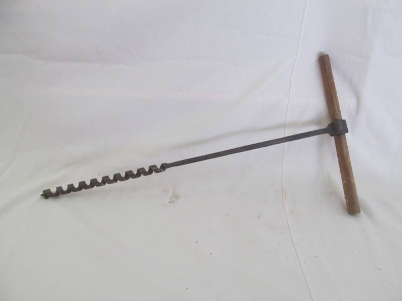 lot 52 image: Vintage Auger Bit wHandle