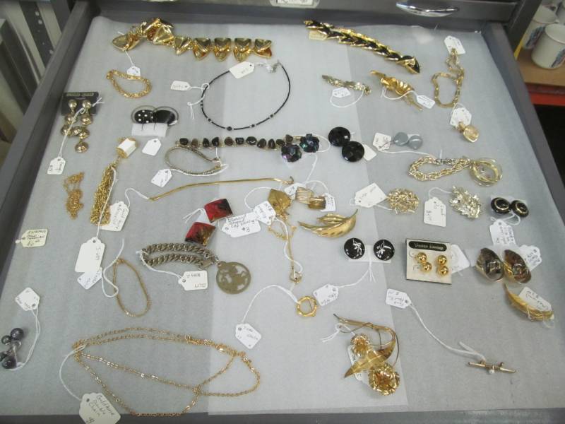 lot 96 image: Assortment of Jewelry ( Leaf Pin, bracelet, Multi Colored Earrings