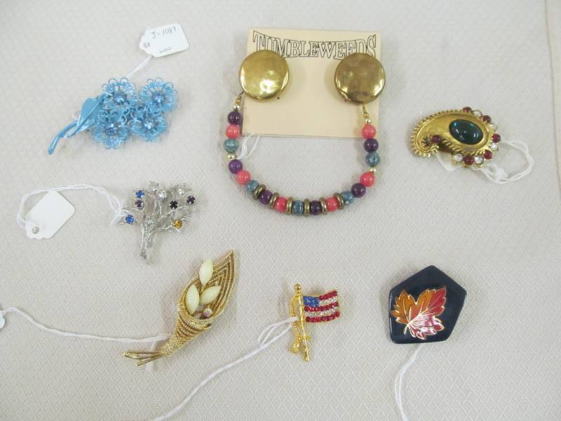 lot 104 image: Assortment of Pins