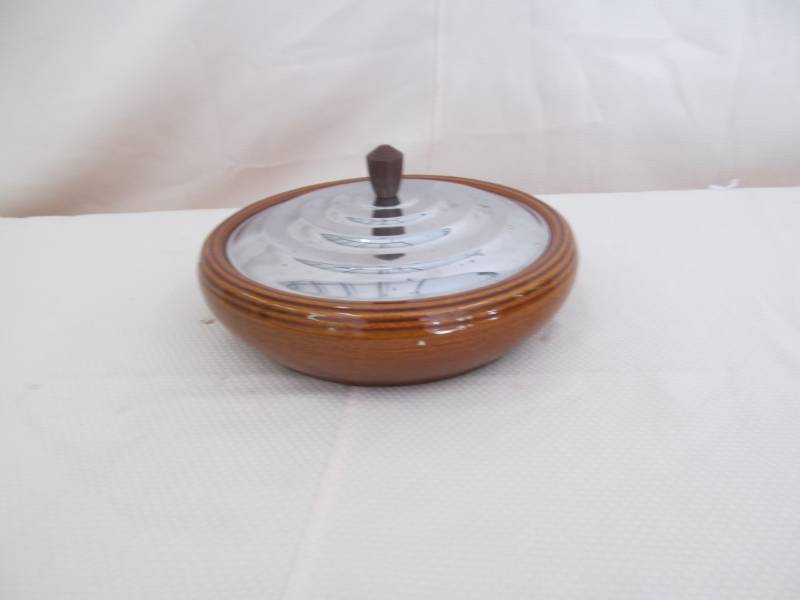 lot 110 image: Brown Betty Casserole w lid