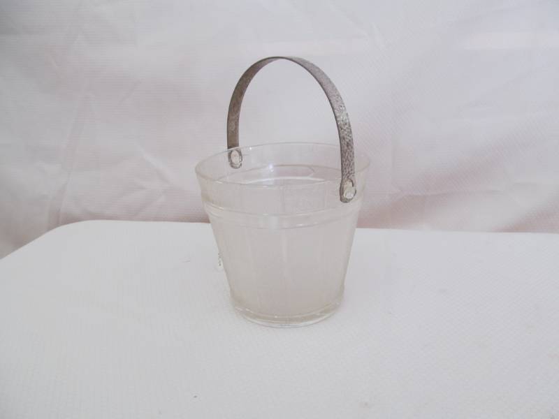 lot 112 image: Glass Ice Bucket
