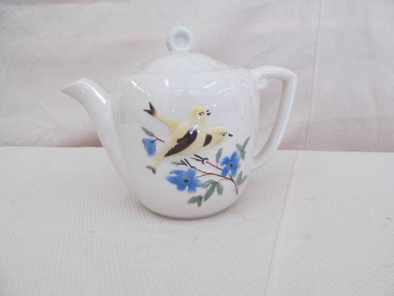 lot 114 image: Vintage Porcelain Teapot