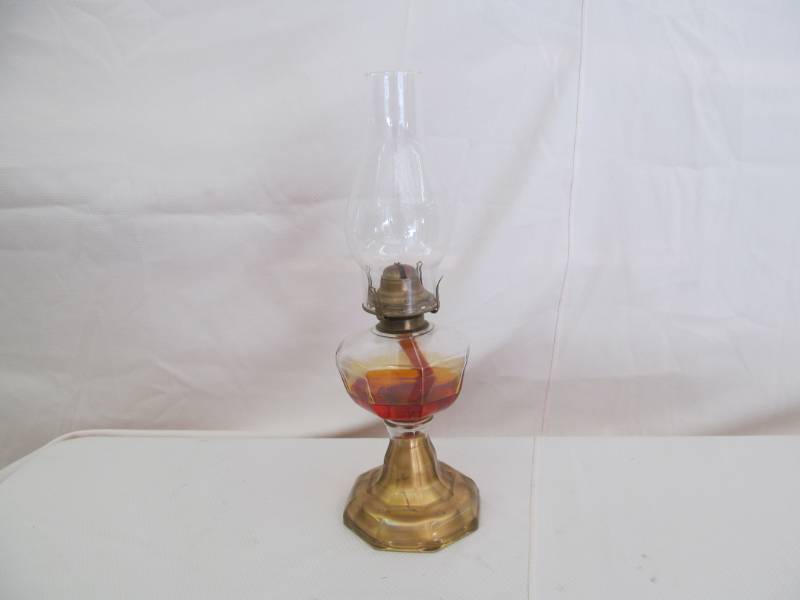 lot 119 image: Vintage Glass Oil Lamp