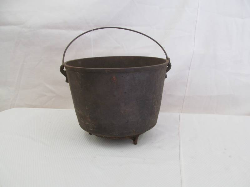 lot 122 image: Cast Iron Kettle