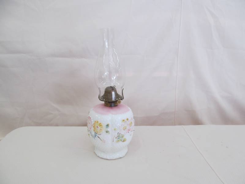 lot 126 image: Cosmo Oil Lantern Pink Flowers