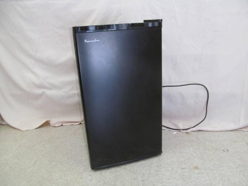 lot 139 image: Small Refridgerator