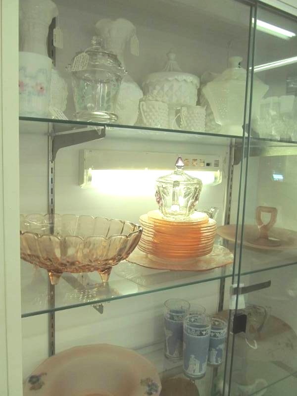 lot 140 image: Assortment of kitchen utensils