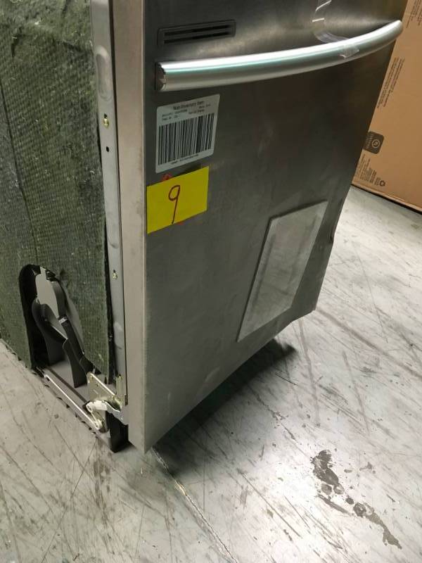lot 9 image: Samsung 24 in. Top Control Dishwasher with Stainless Steel Interior Door and Plastic Tall Tub in Stainless Steel, 55 dBA whit damage