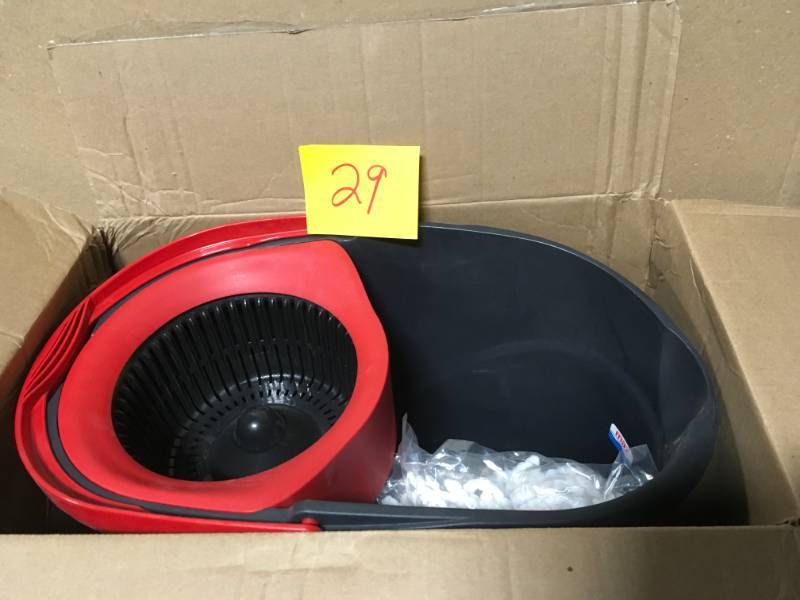 lot 29 image: O-Cedar Easy Wring Spin Mop MISSING POLE