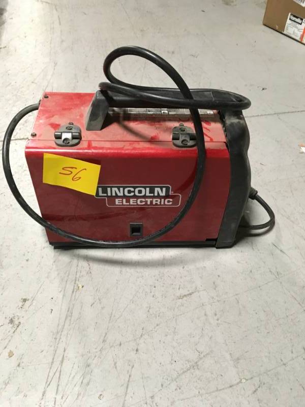 lot 56 image: Lincoln Electric 140 Amp Welder in good condition