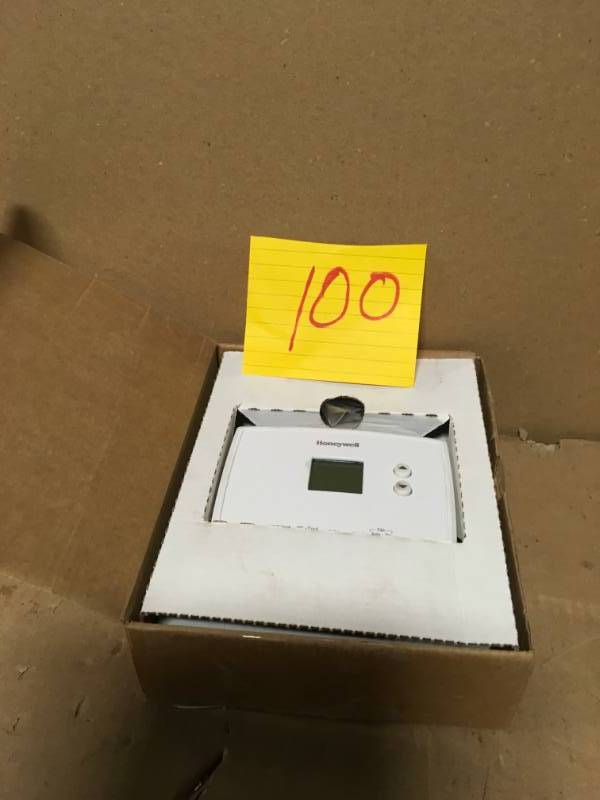 lot 100 image: Digital Non-Programmable Thermostat Honeywell in good condition