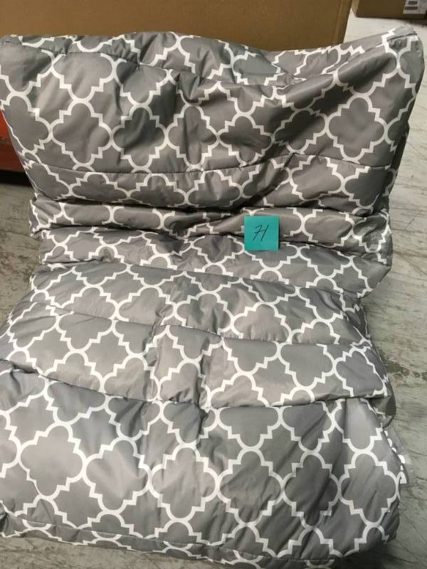 lot 71 image: Roma Chair Gray Quatrafoil SmartMax Bean Bag Big Joe  in good condition