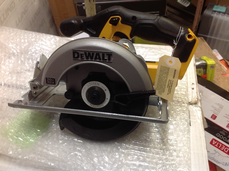 lot 112 image: DEWALT 20-Volt 6-12 in. MAX Lithium-Ion Cordless Circular Saw (Tool-Only) in working conditions missing blade