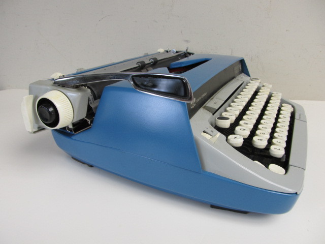 lot 24 image: Vintage Smith-Corona Galaxie Twelve Blue Typewriter - MINT w CASE