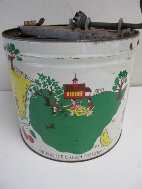 lot 27 image: Vintage Tin Litho Picnic Ice Cream Maker
