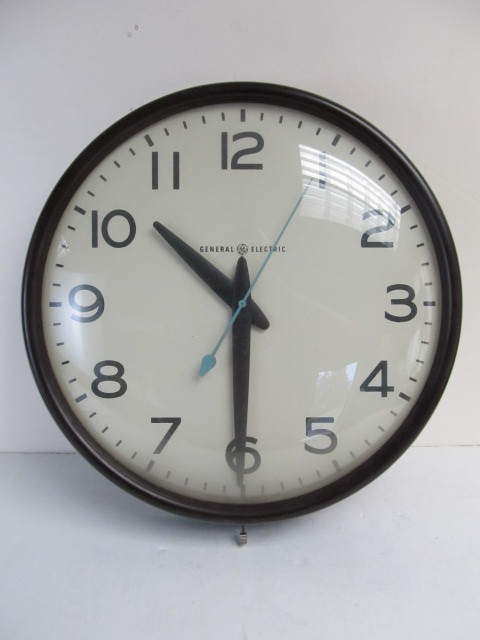 lot 49 image: Large Vintage 1950s 17.5 General Electric BAKELITE School Clock