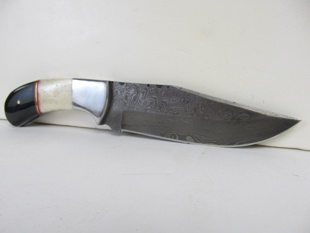 lot 51 image: Quality Hand Made Damascus Steel Fixed Blade Knife wInlaid Handle