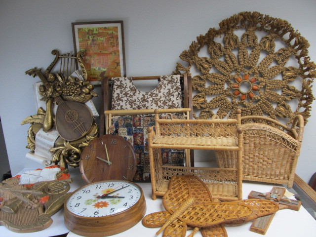 lot 228 image: LARGE Group of Vintage Retro 70s Dcor etc.