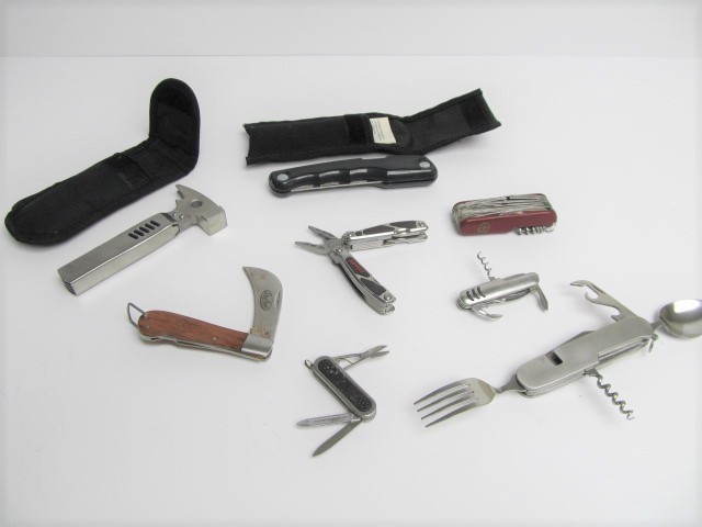lot 31 image: Group of Folding Pocket Knives Combo tools etc