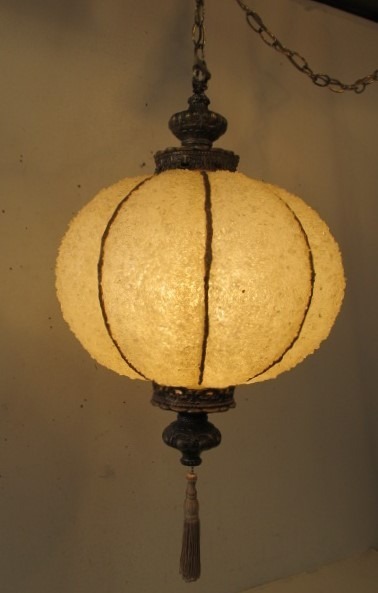 lot 81 image: Large Vintage Mid Century Textured Acrylic Swag Pendant Lamp