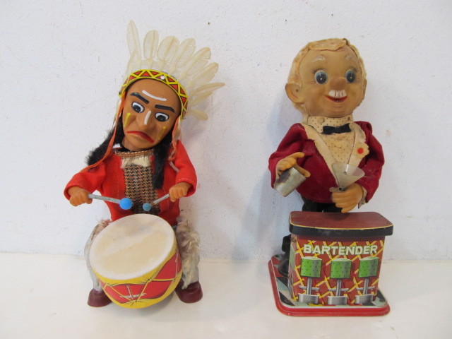lot 92 image: 2 Vintage 10.5 Battery-Op Tin Toys