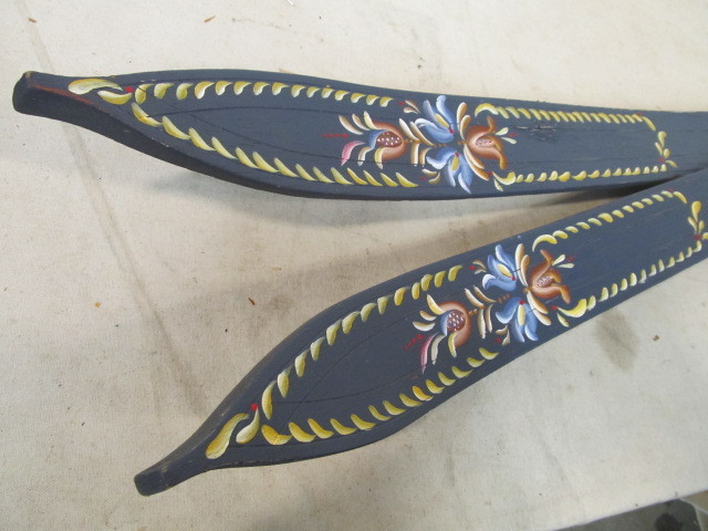 lot 102 image: Hand Painted Vintage Wooden Snow Skis - WELCOME