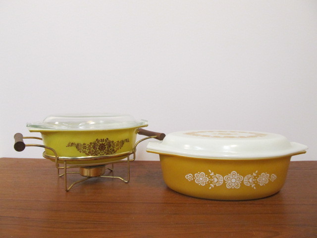 lot 159 image: Vintage Pyrex Promotional Golden Garland with Original Cradle and Butterfly Gold Casserole Dish