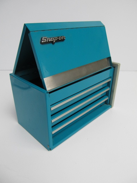 lot 176 image: Diecast Metal Miniature SNAP-ON Tool Chest