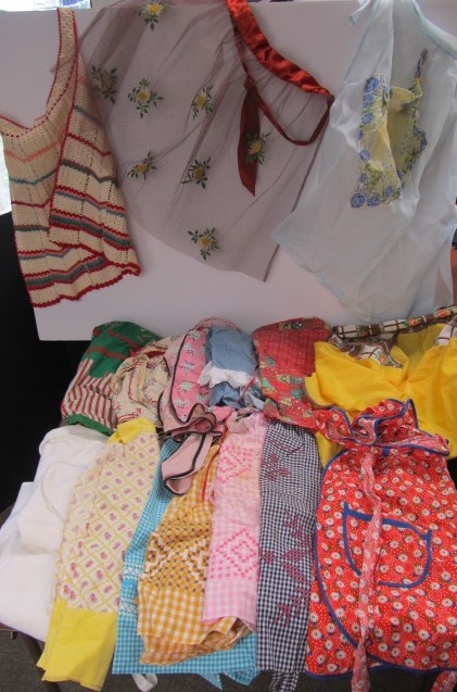 lot 179 image: Large Collection of Vintage Ladies Aprons #1