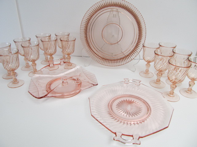 lot 181 image: Beautiful Set of Vintage Pink Glassware
