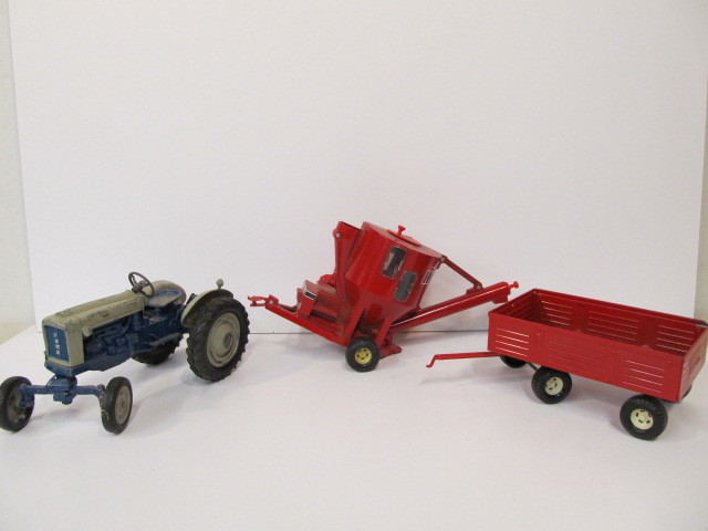 lot 194 image: Larger Size Vintage Diecast Metal Farm Toys