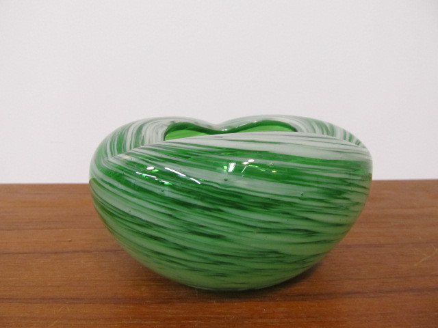 lot 219 image: Vintage Green Swirl FENTON Art Glass Bowl
