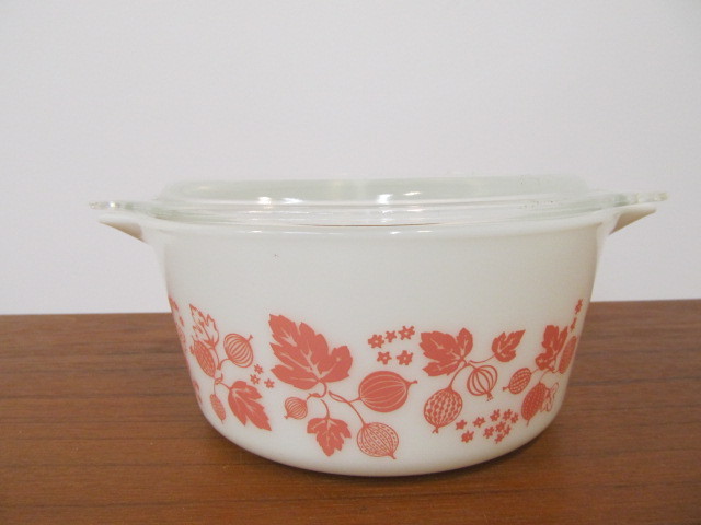 lot 222 image: Vintage Pyrex Pink Gooseberry Small Casserole Dish with Lid