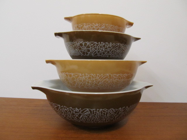 lot 224 image: Matching Complete Set of PYREX Mixing Bowls