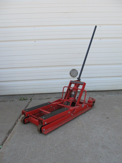 lot 79 image: Team Mechanix 1500lb Motorcycle Lift Jack