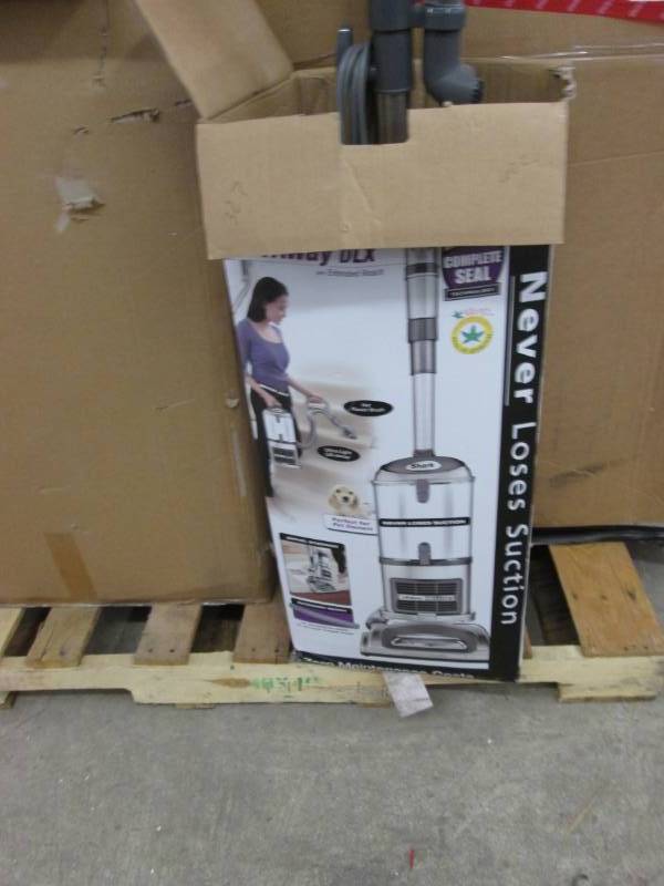 lot 31 image: Shark Navigator Lift-Away DLX Vacuu...
