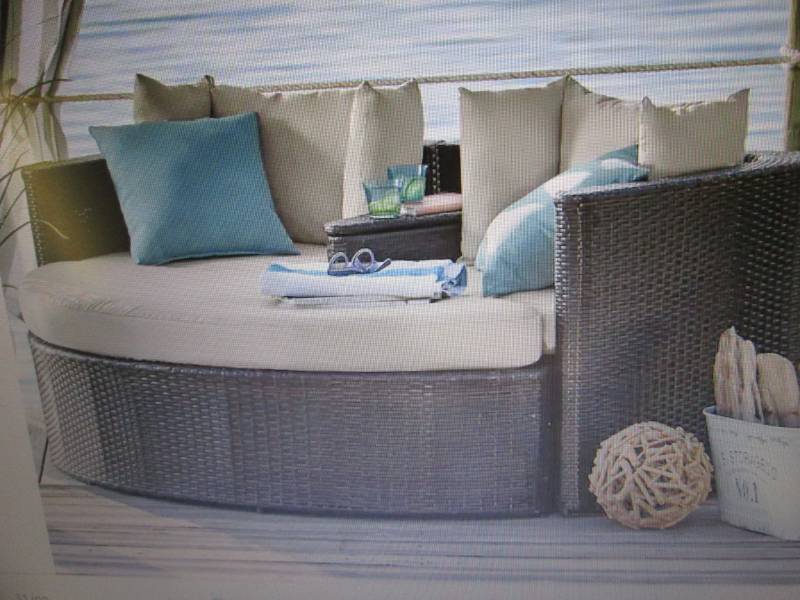 lot 39 image: Wicker 2 Seater open box - no ottom...