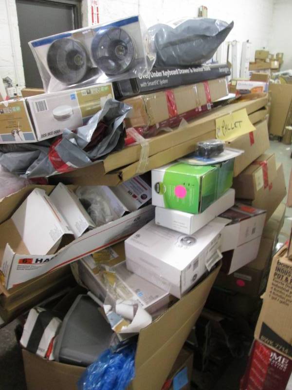 lot 164 image: Large Pallet of Unclaimed Items -se...